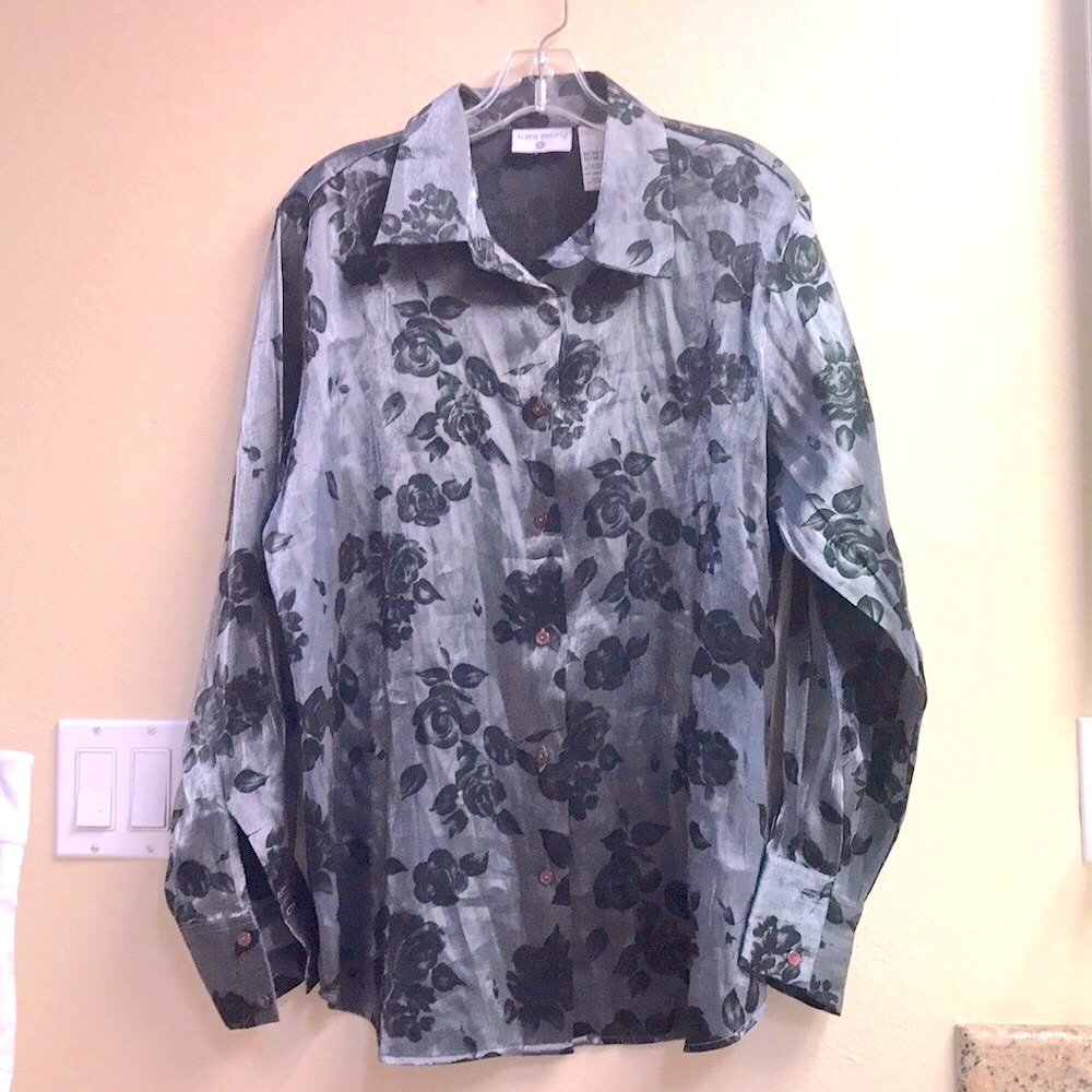 Kathy Ireland Button Up blouse